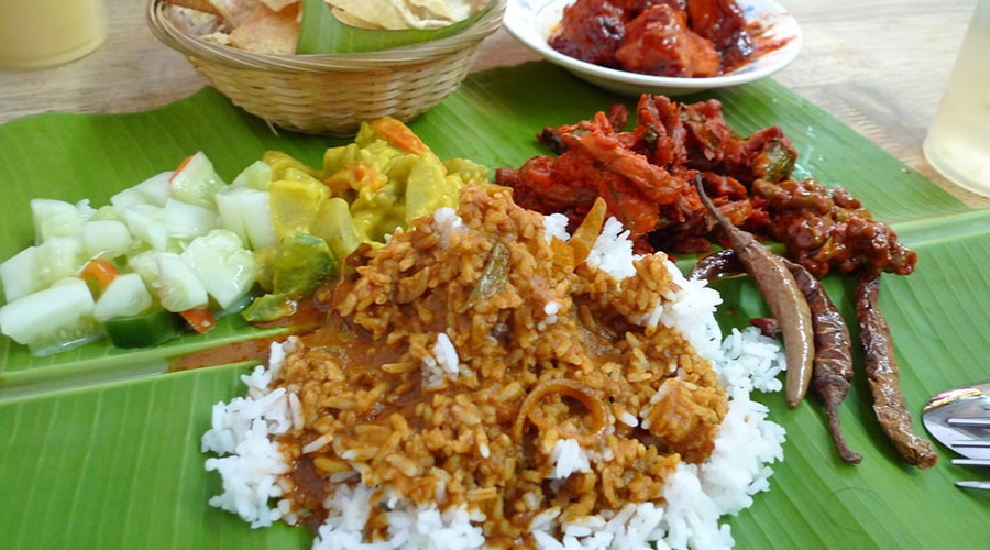 برنج در برگ موز غذای کشور مالزی