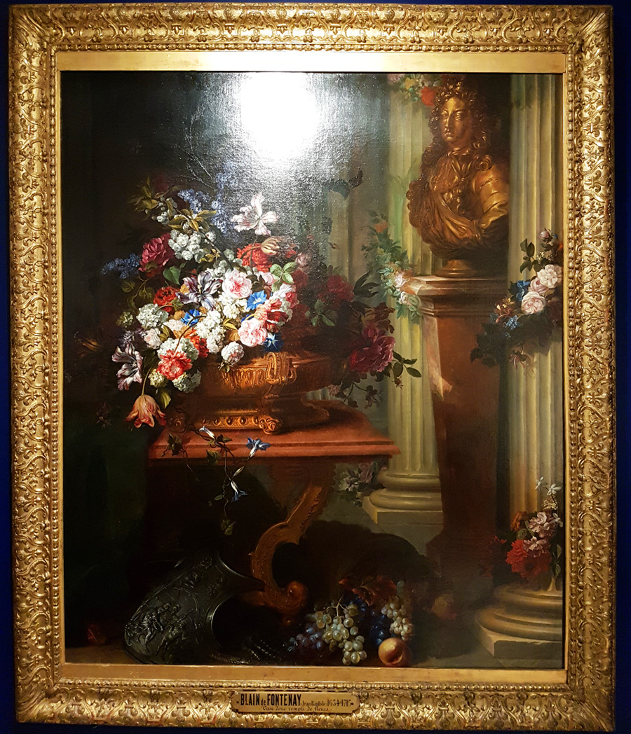 گل و گلدان و مجسمه نیم تنه پادشاه فرانسه