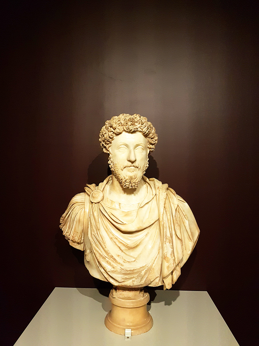 مجسمه نیم تنه امپراتور مارکوس اورلیوس